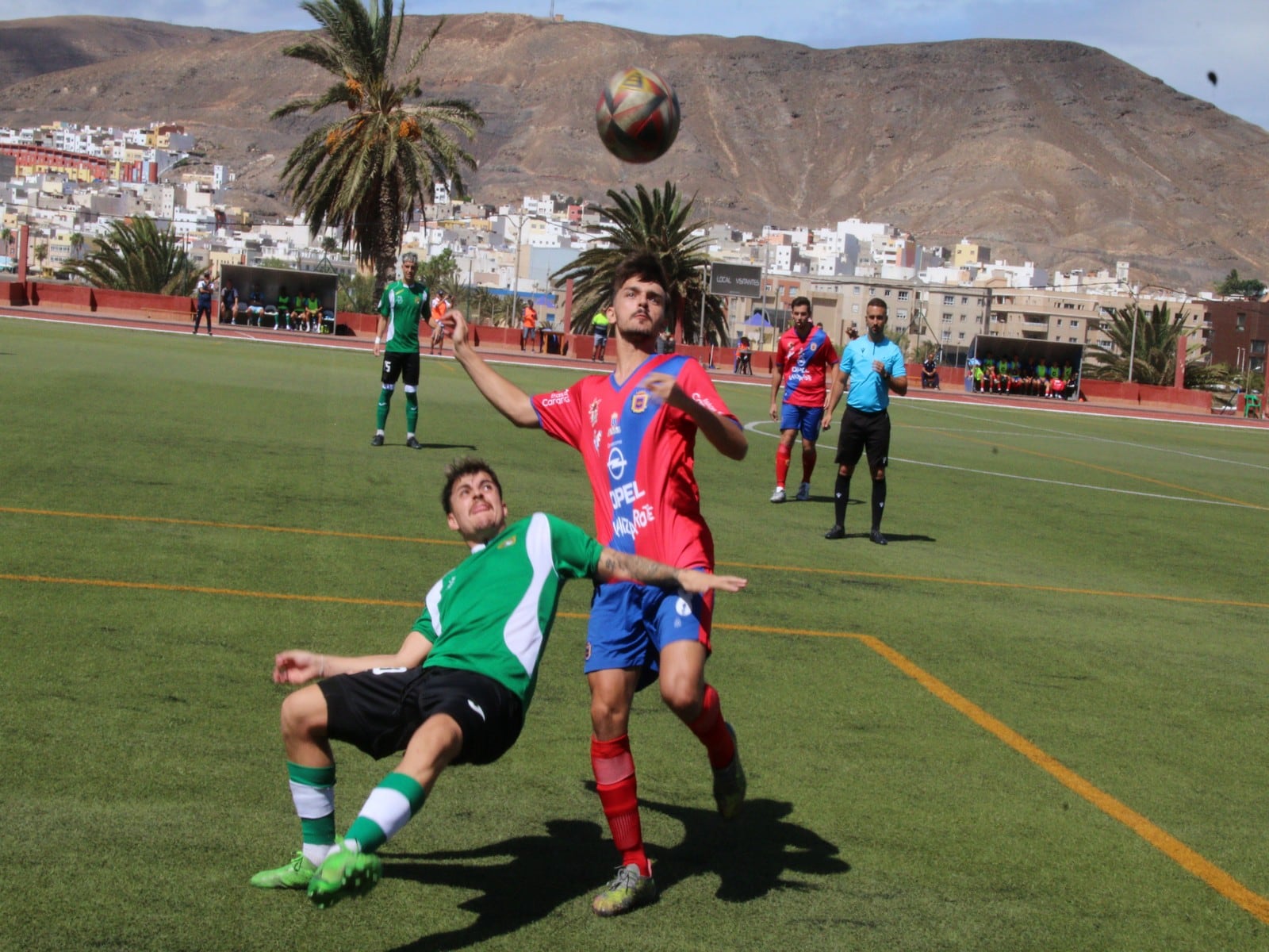 Rojillos y majoreros disputando un balón.