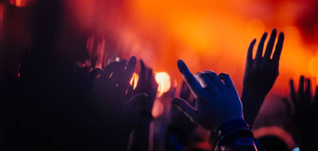 Manos levantadas durante un concierto