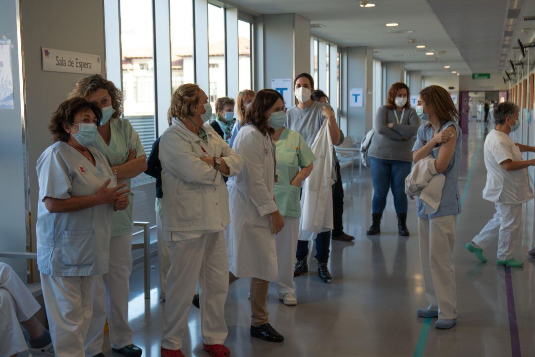 Personal sanitario recibiendo la vacuna contra la Covid-19 en el Hospital Valdecilla.