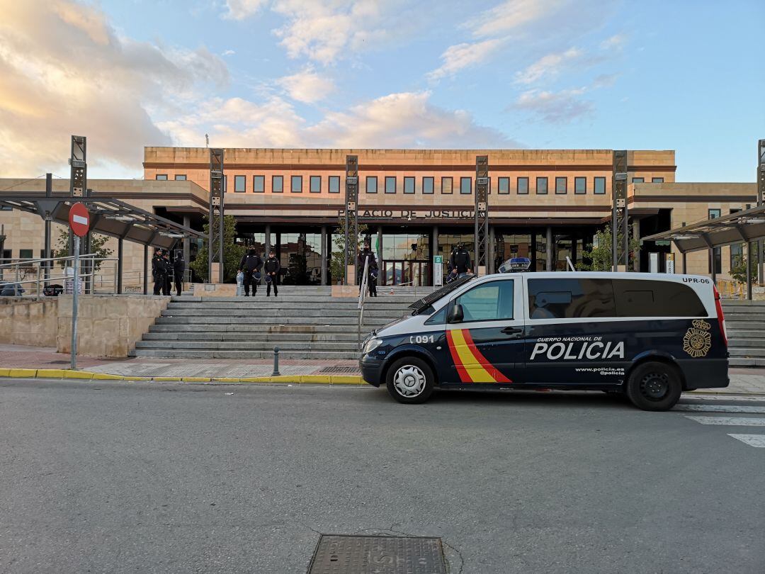 Efectivos policiales custodiando las inmediaciones del Palacio de Justicia de Ronda