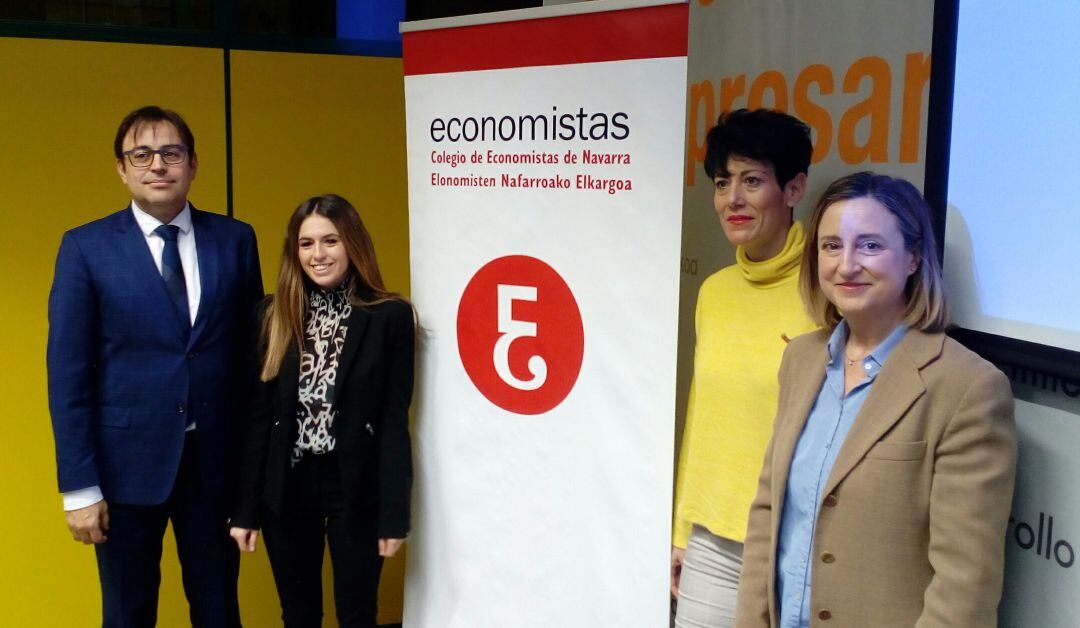 El presidente del Colegio de Economistas, Ángel Chocarro, la economista colegiada autora de la guía, Natalia Pinel; la consejera de Economía y Hacienda, Elma Saiz y la vicedecana de la facultad de Económicas y Empresariales de la UPNA, Sandra Cavero Brújula.