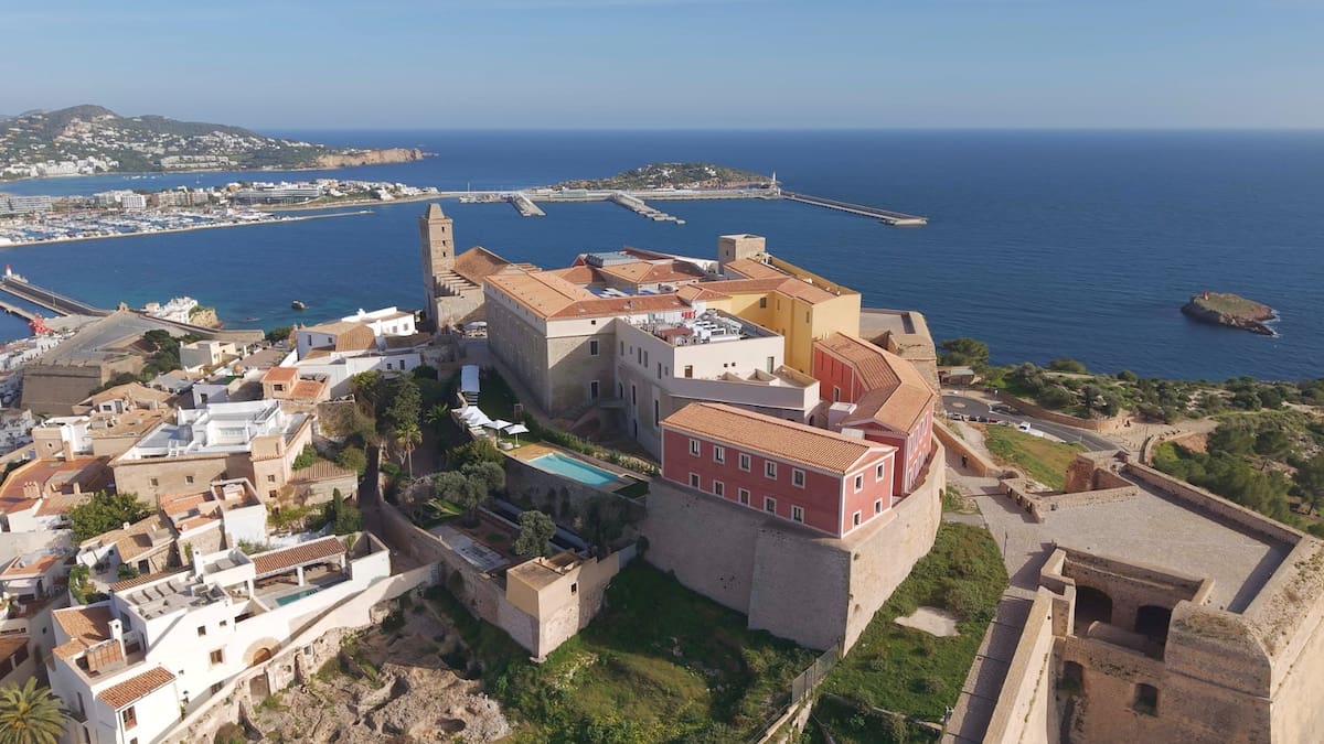 El Parador de Ibiza abre sus puertas "21 años y nueve meses después"