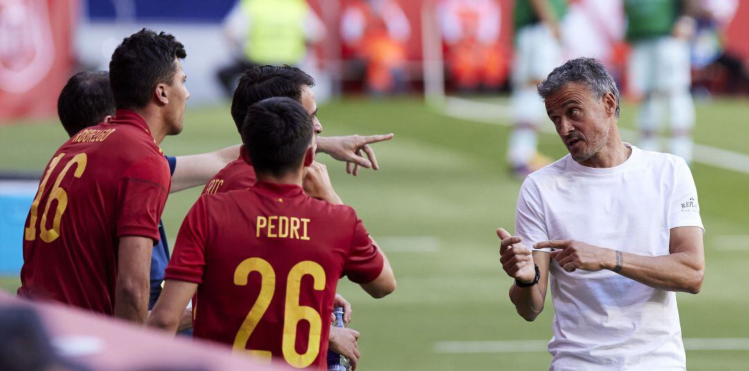 Luis Enrique da instrucciones a algunos de los suplentes ante Portugal