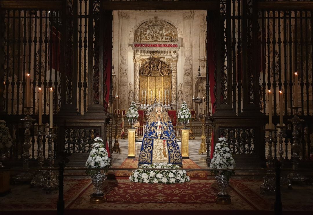 La Virgen de los Reyes, ubicada ante la verja de la Capilla Real de la Catedral