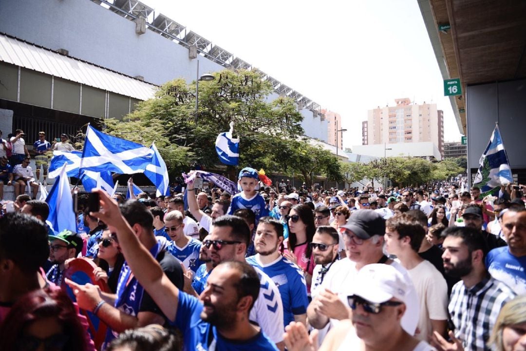 Aficionados del Tenerife, en los aledaños del Heliodoro.