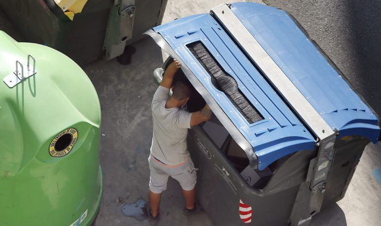 El 32% de la población de la Comunitat Valenciana sufre exclusión social según el último informe Foessa para Cáritas sobre exclusión y desarrollo social. En la imagen, un joven revisa el contenido de un contenedor, 