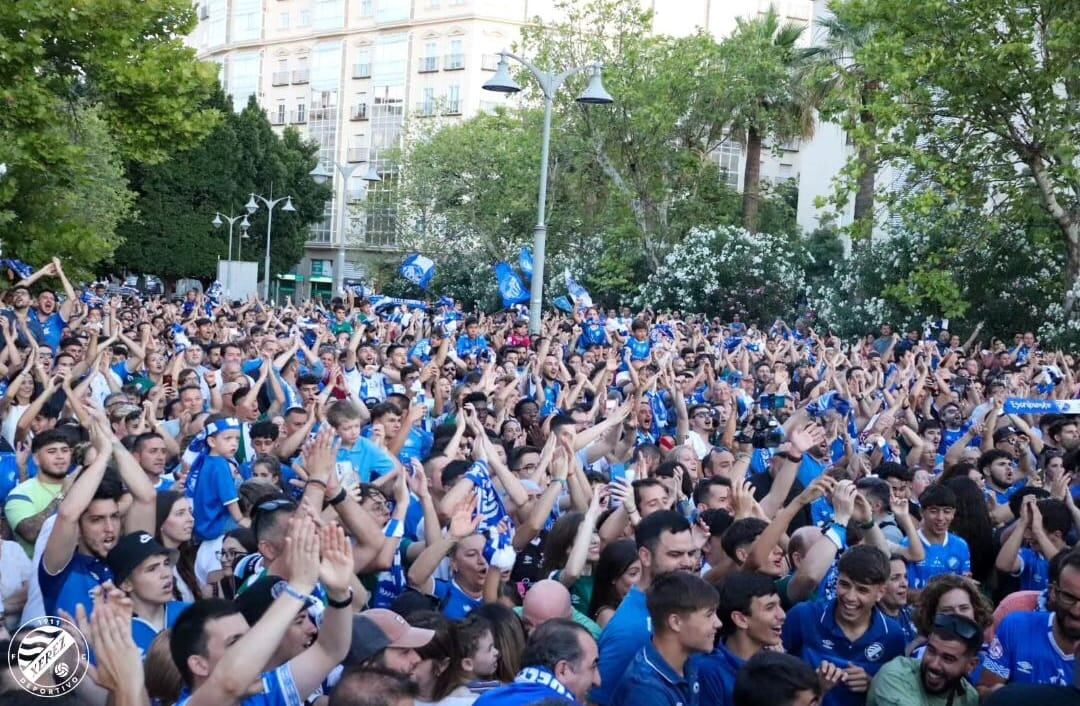 MIles de aficionados jalearon al Xerez Deportivo en la plaza del Caballo