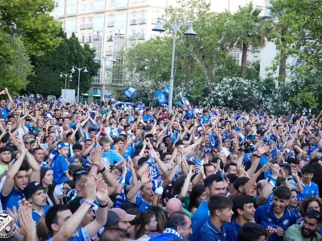 MIles de aficionados jalearon al Xerez Deportivo en la plaza del Caballo