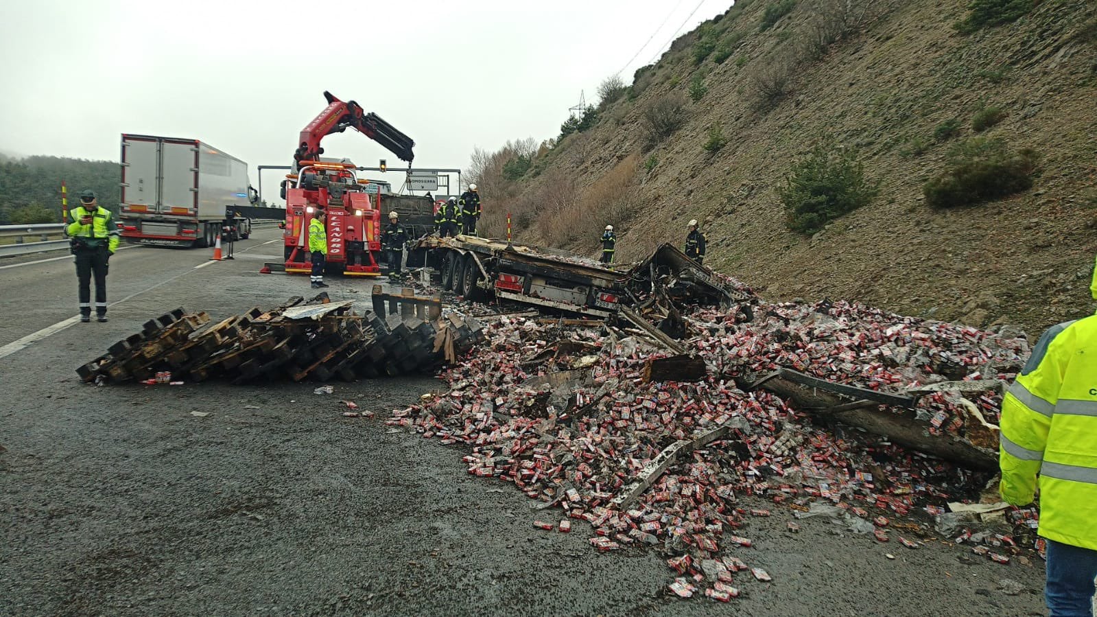 Se incendia un tráiler que transportaba tabaco en la A-1 a la altura de Somosierra