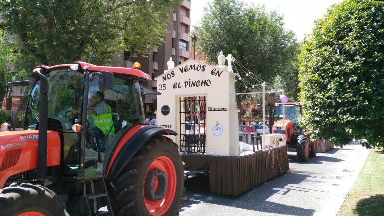 Una de las carrozas que ha participado en la batalla flores a su paso por la Avenida de la Estación
