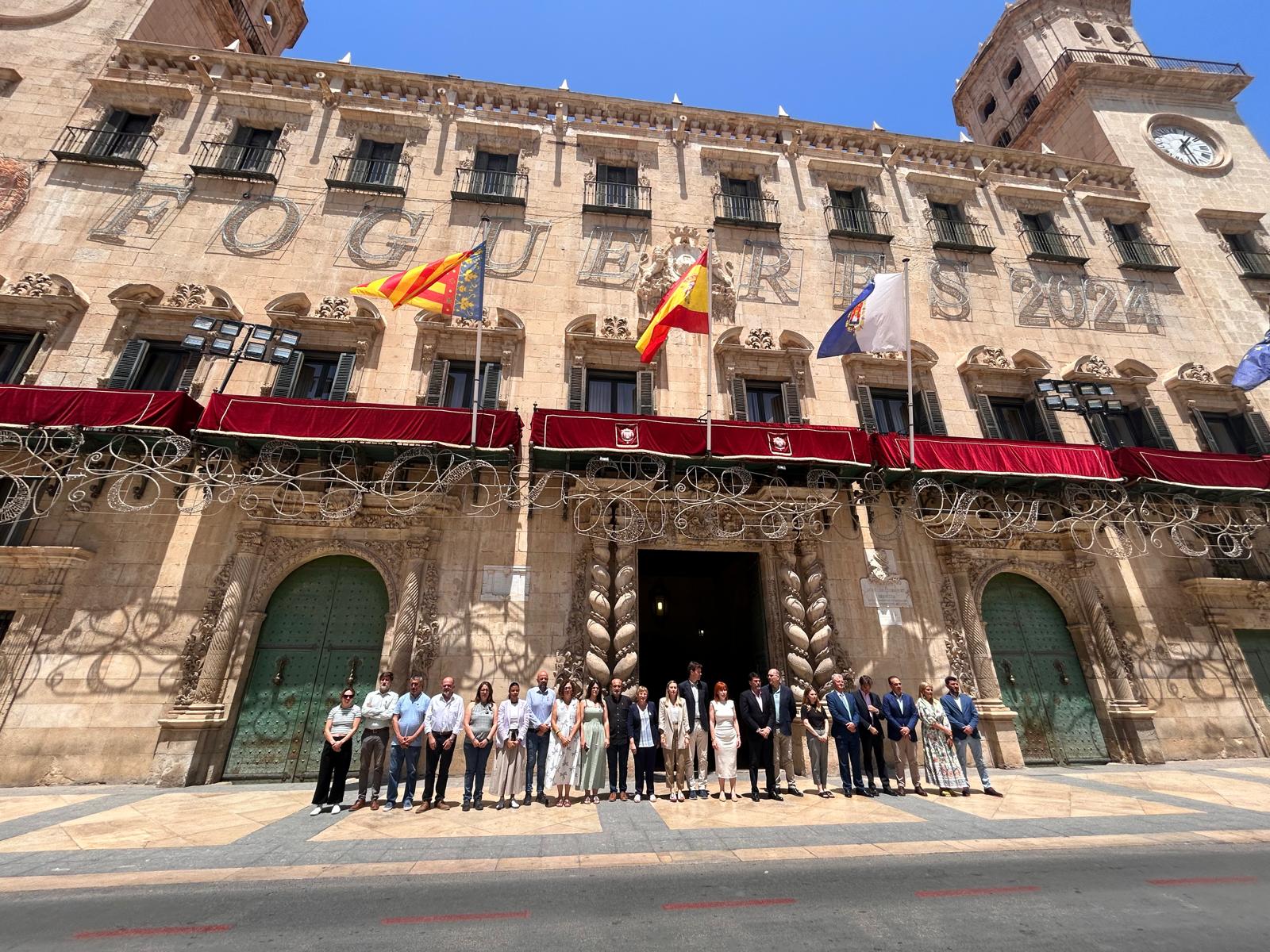 Imagen del último minuto de silencio celebrado en el Ayuntamiento de Alicante por víctima de violencia machista