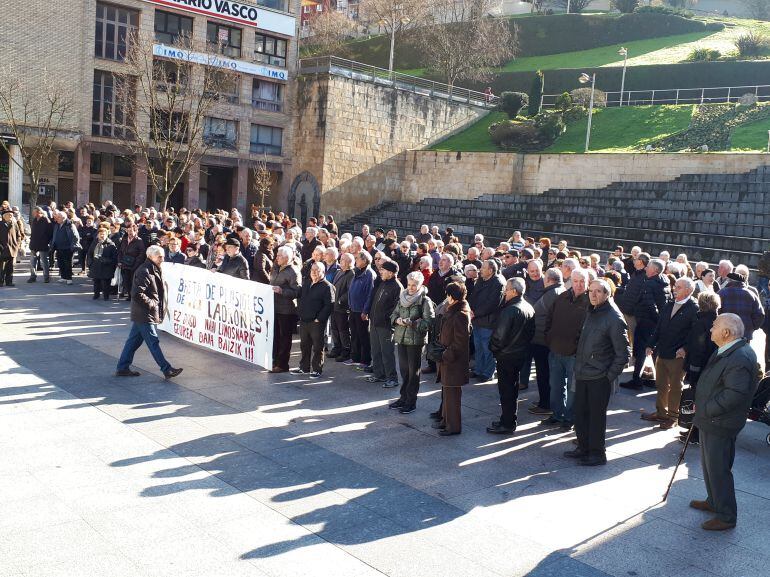 Imagen de la concentración de este lunes en la plaza de Unzaga de Eibar