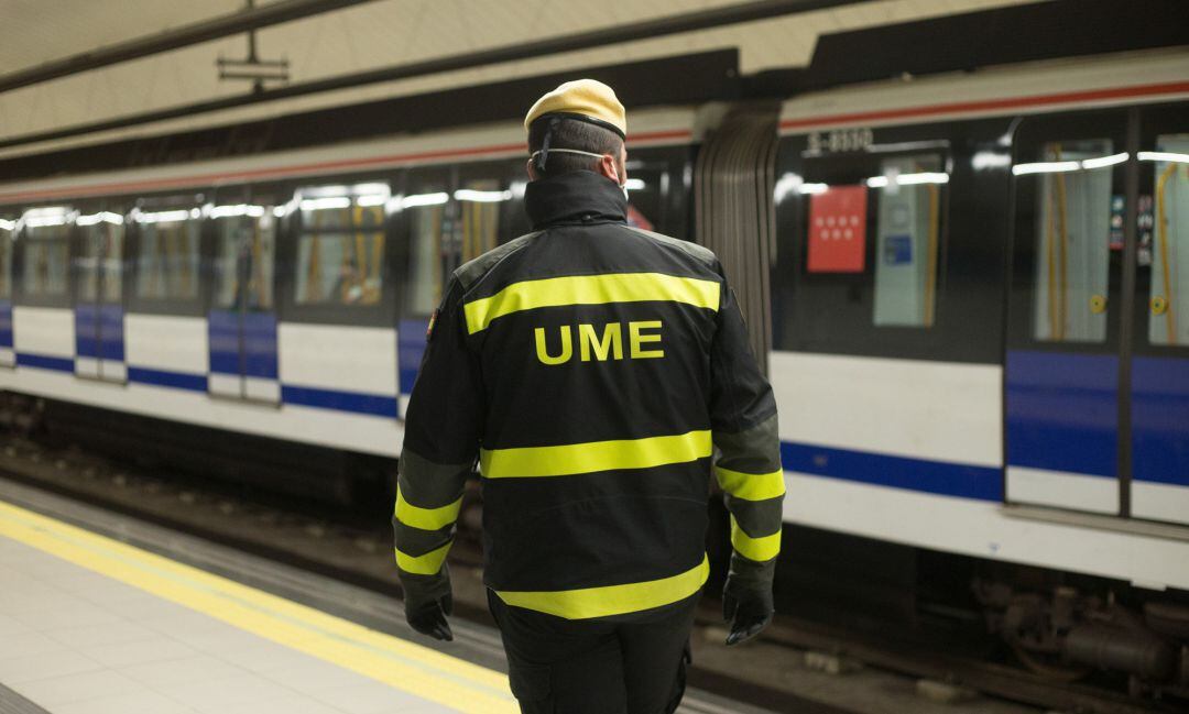 Militares de la UME pasean por el metro de la capital 