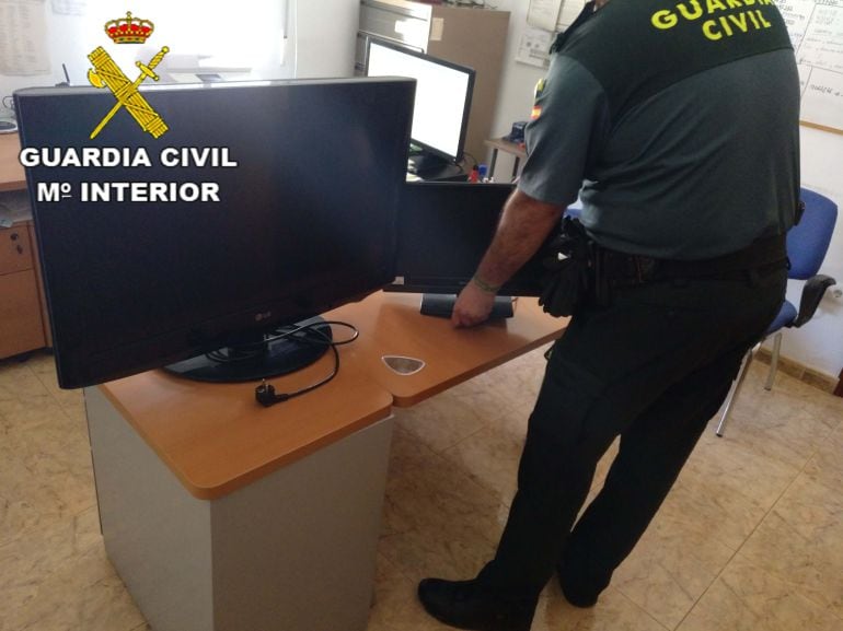 Televisores intervenidos por la Guardia Civil.