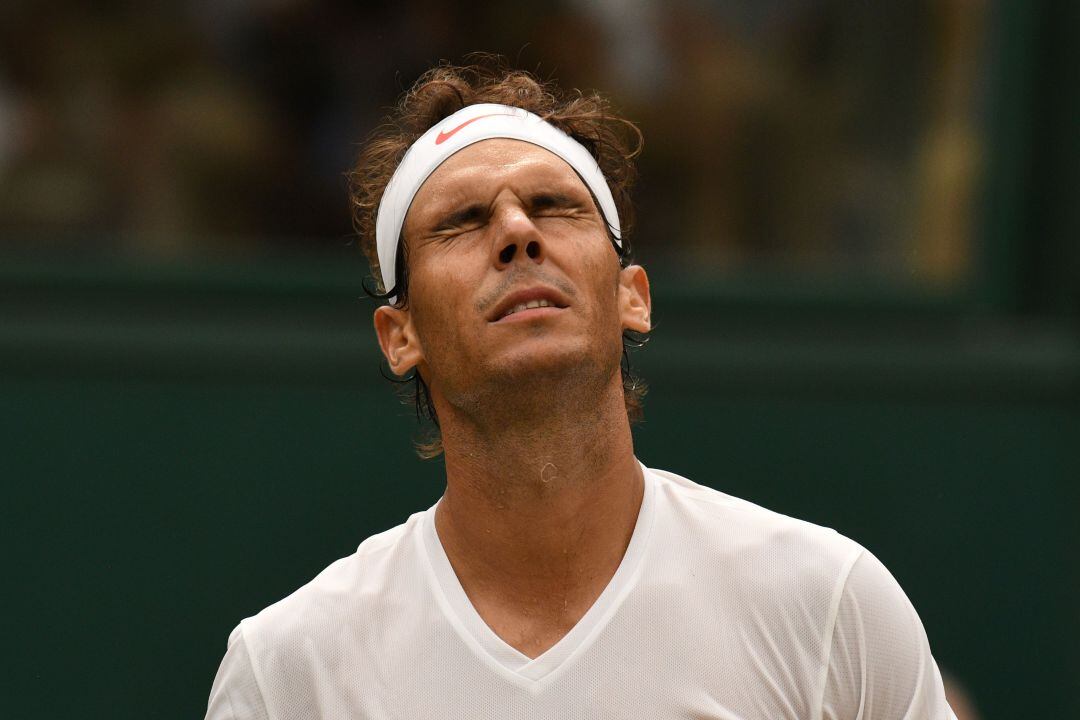 Rafa Nadal, en un partido en Wimbledon ante Djokovic.