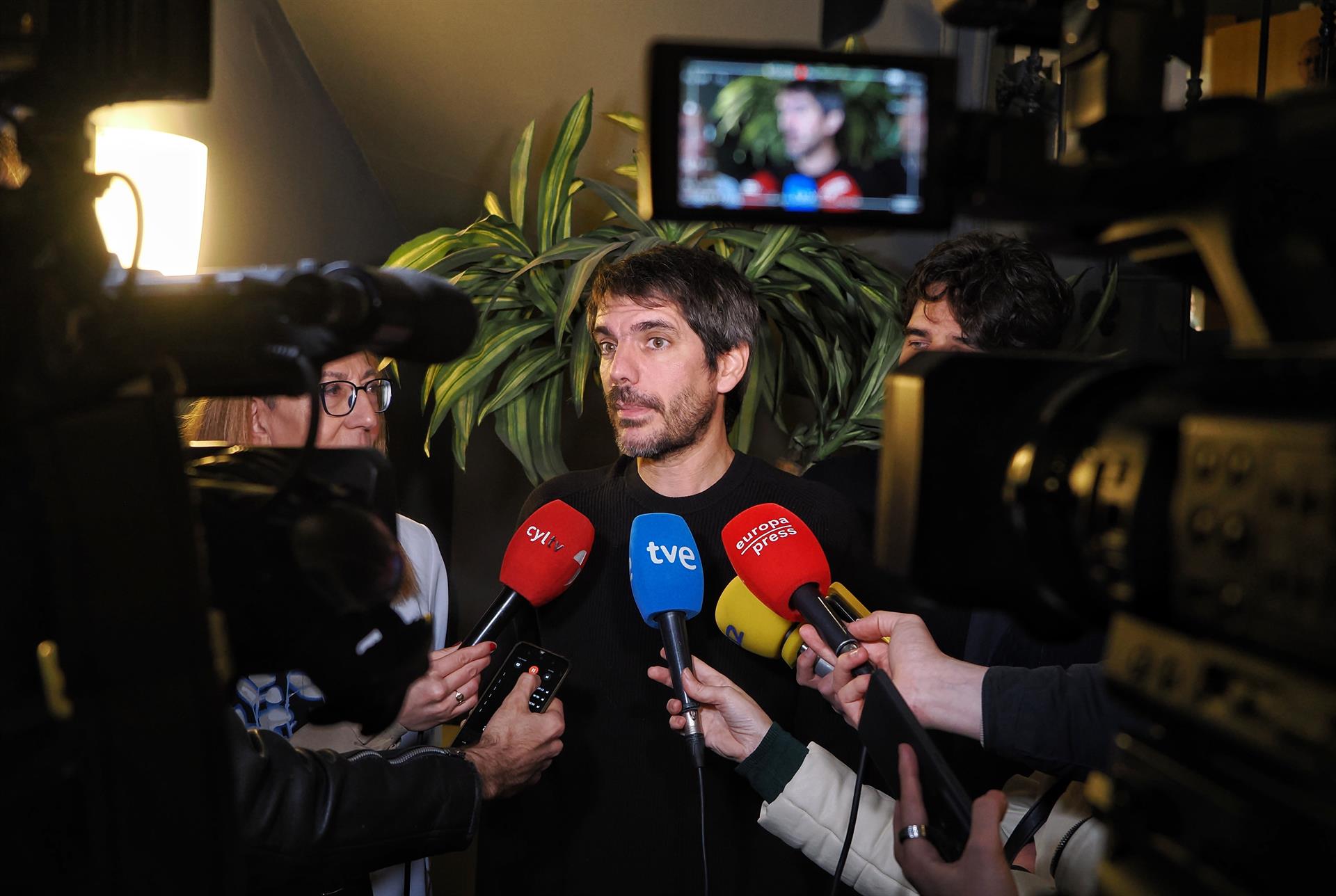 El ministro de Cultura, Ernest Urtasun, atiende a los medios a su llegada a un acto de Sumar e Izquierda Unida en Valladolid - Photogenic/Claudia Alba - Europa Press