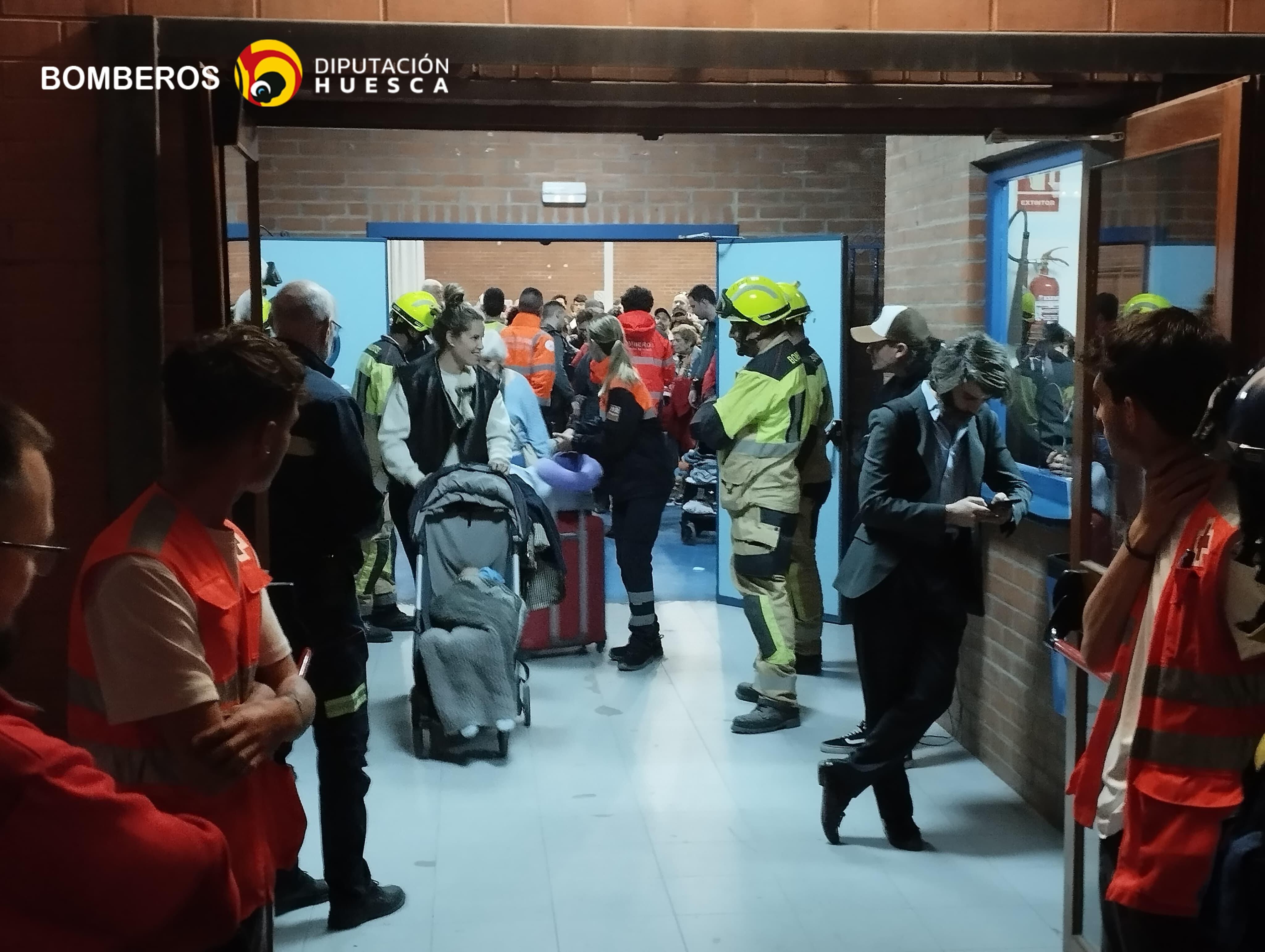 Traslado de los 305 pasajeros de un AVE Madrid - Barcelona en el municipio de Zaidín (Huesca)