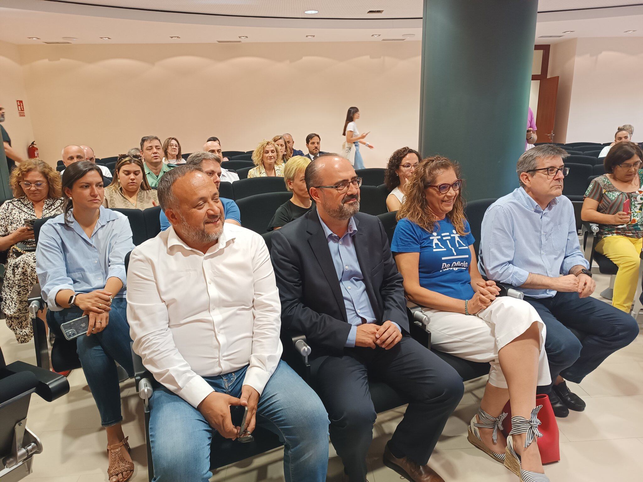 El presidente del Consejo Comarcal y el alcalde de Ponferrada, junto a los homenajeados: Yolanda Álvarez y José Manuel Crespo