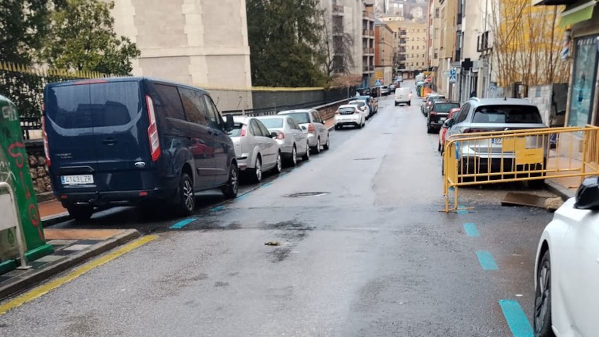 La calle Ramón y Cajal podría reabrirse al tráfico este viernes tras repararse el socavón