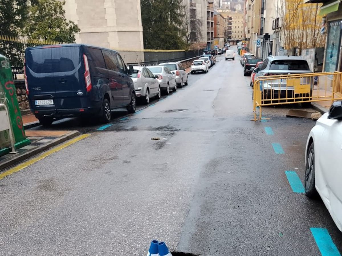 La calle Ramón y Cajal podría reabrirse al tráfico este viernes tras repararse el socavón