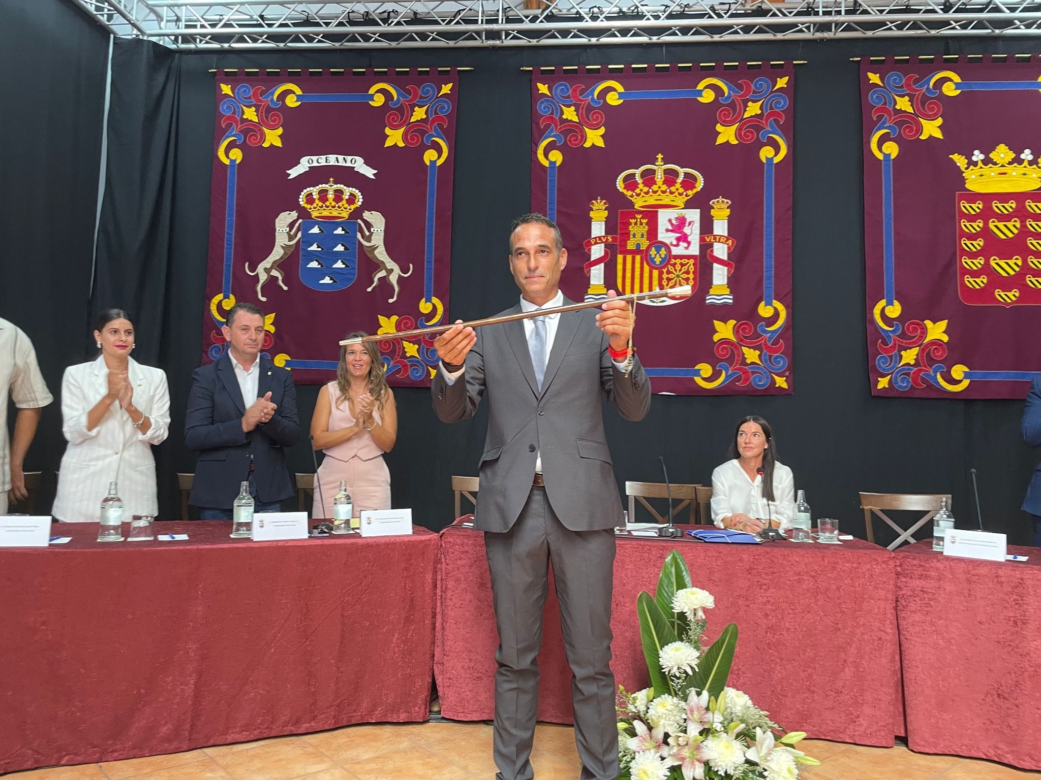 Alfredo Villalba recogiendo el bastón de mando como alcalde de Haría, en Lanzarote.