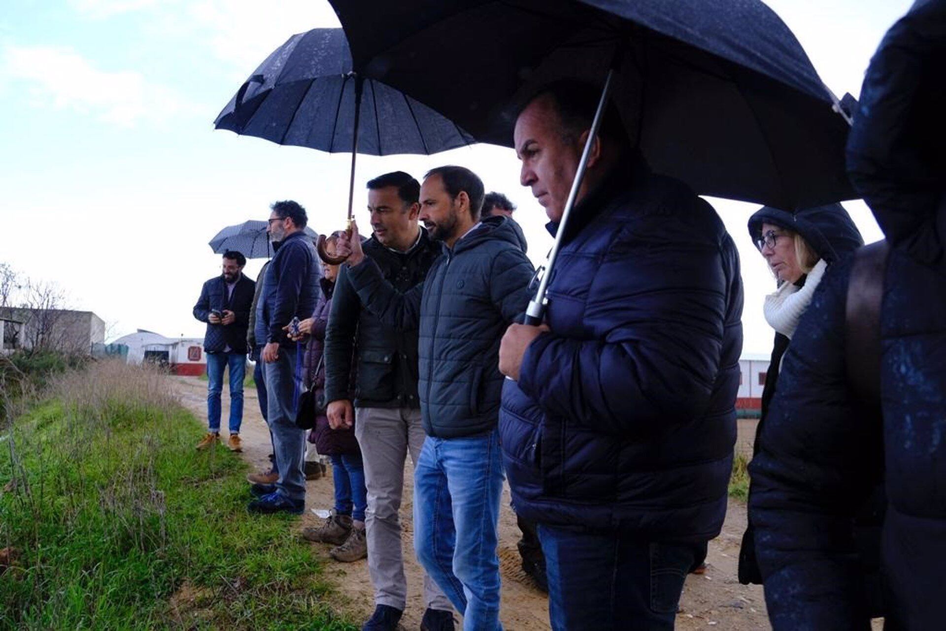 El alcalde de Sanlúcar, Víctor Mora, visita la zona afectada por el granizo junto al delegado territorial de Agricultura