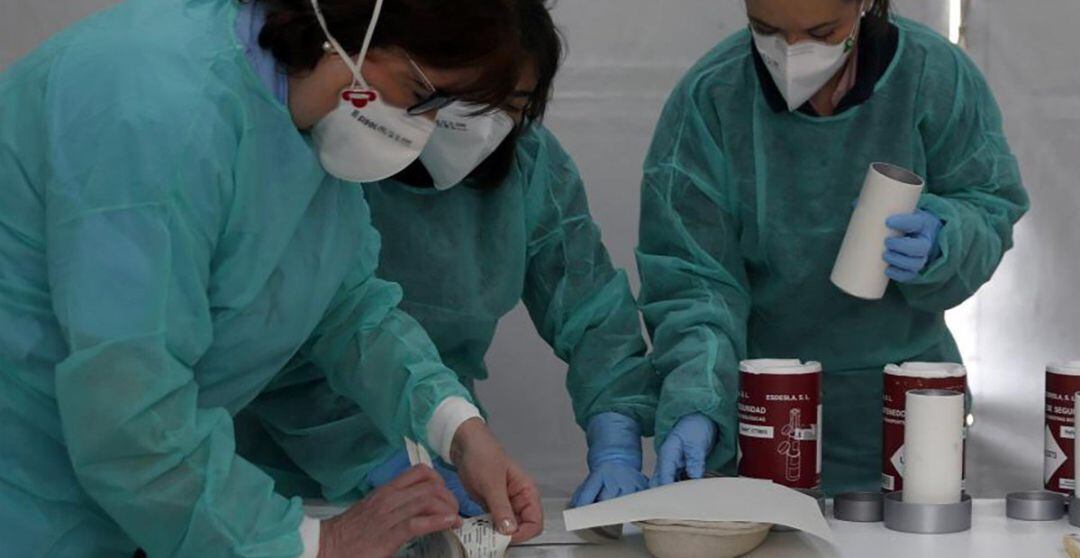 Imagen de archivo de unas enfermeras trabajando con mascarillas.