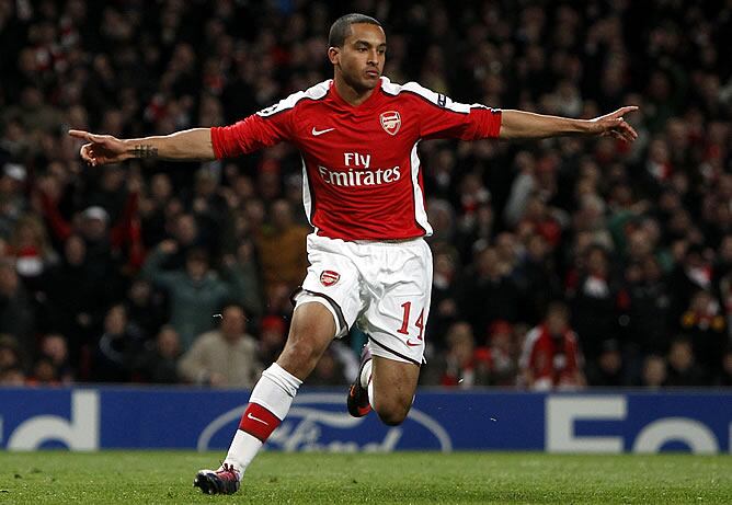 Walcott celebrando su gol