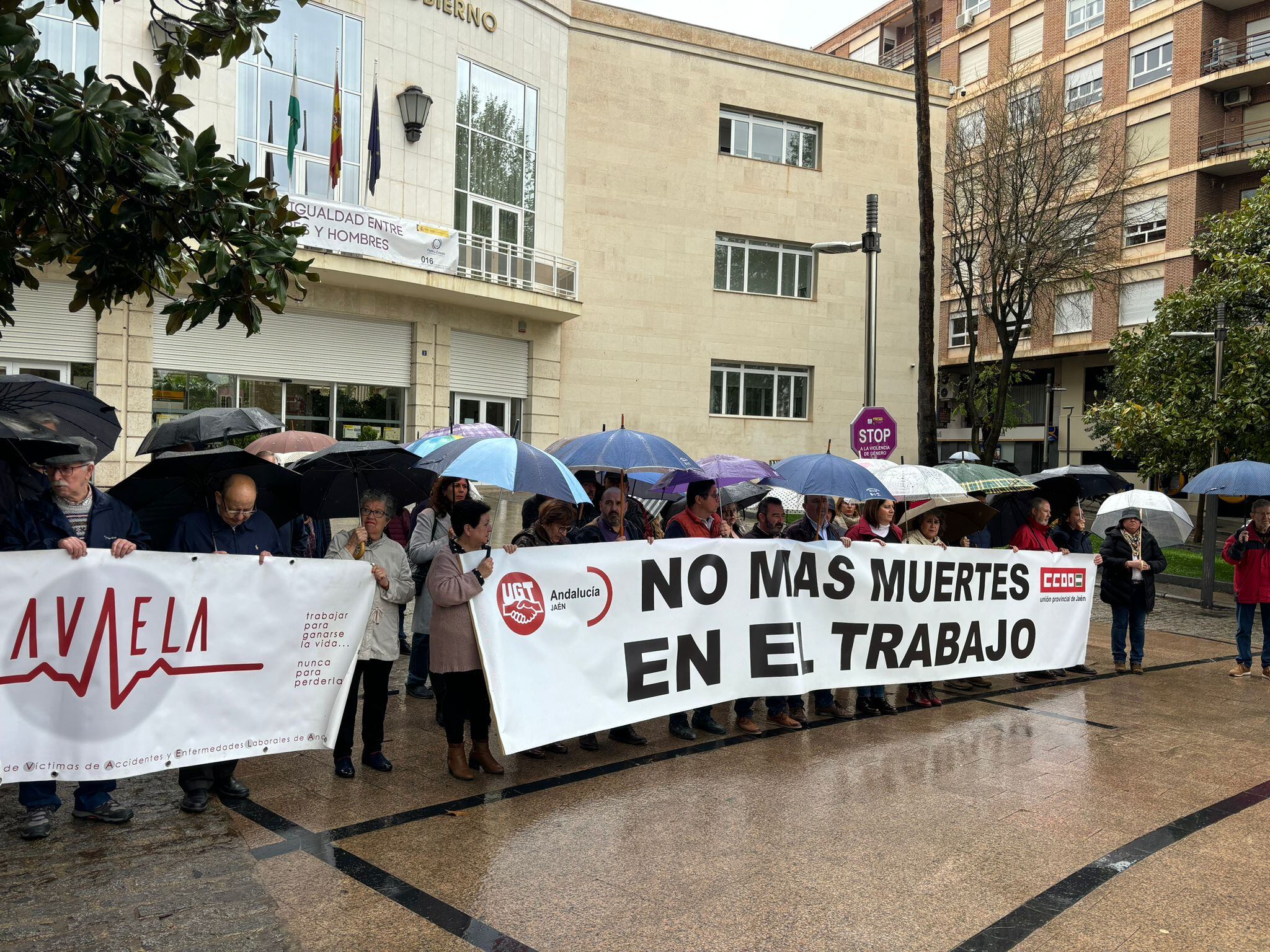 Representantes de UGT, CCOO y AVAELA, se concentran en Jaén por la última muerte en accidente laboral ocurrida en la provincia.