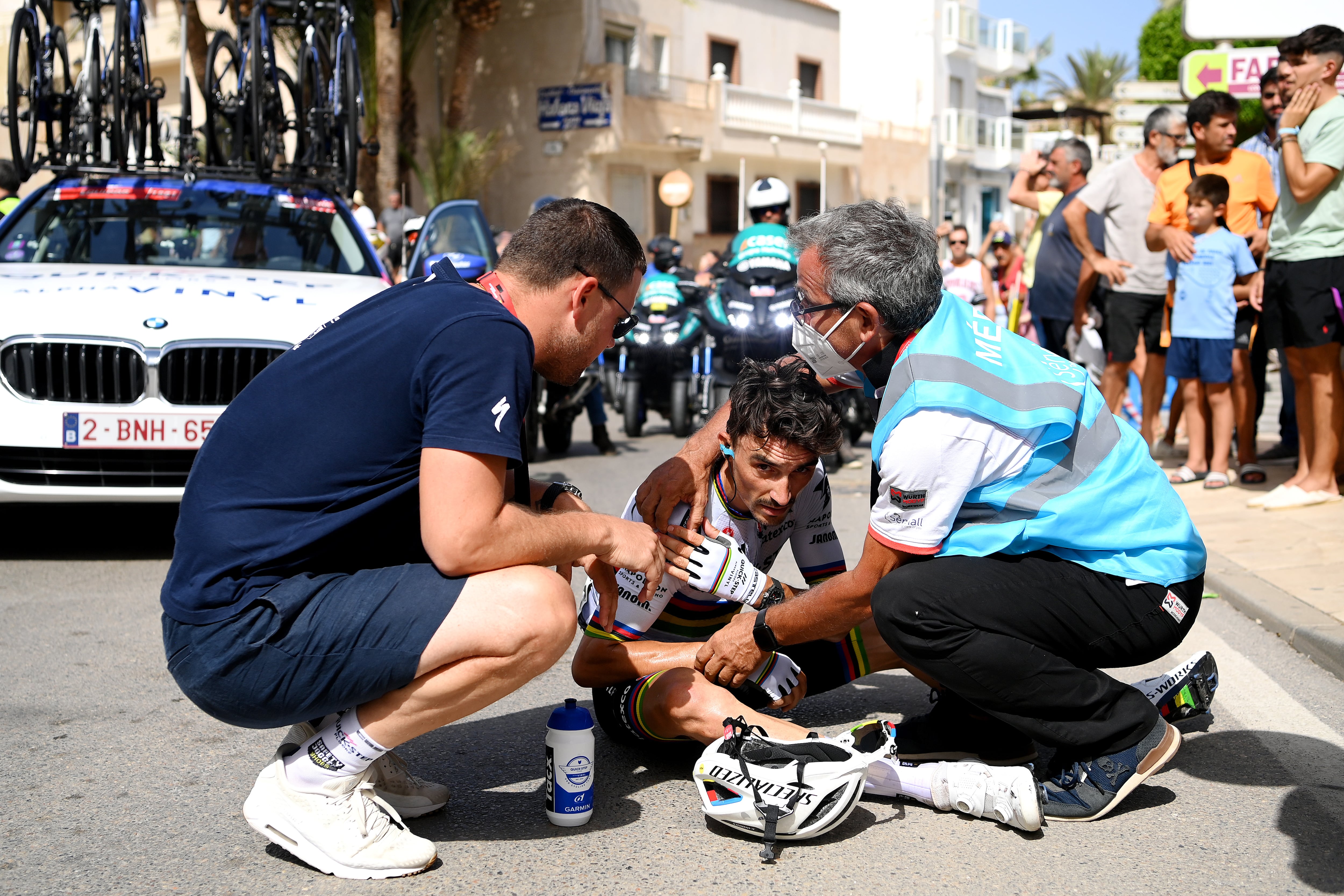 Alaphilippe, instantes después de la caída.