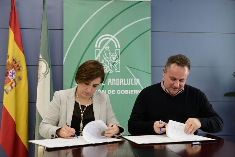 La delegada del Gobierno de la Junta de Andalucía en Granada, Sandra García, firma la cesión al Ayuntamiento de Pinos Puente de &quot;El Plantel&quot; con el alcalde, Enrique Medina