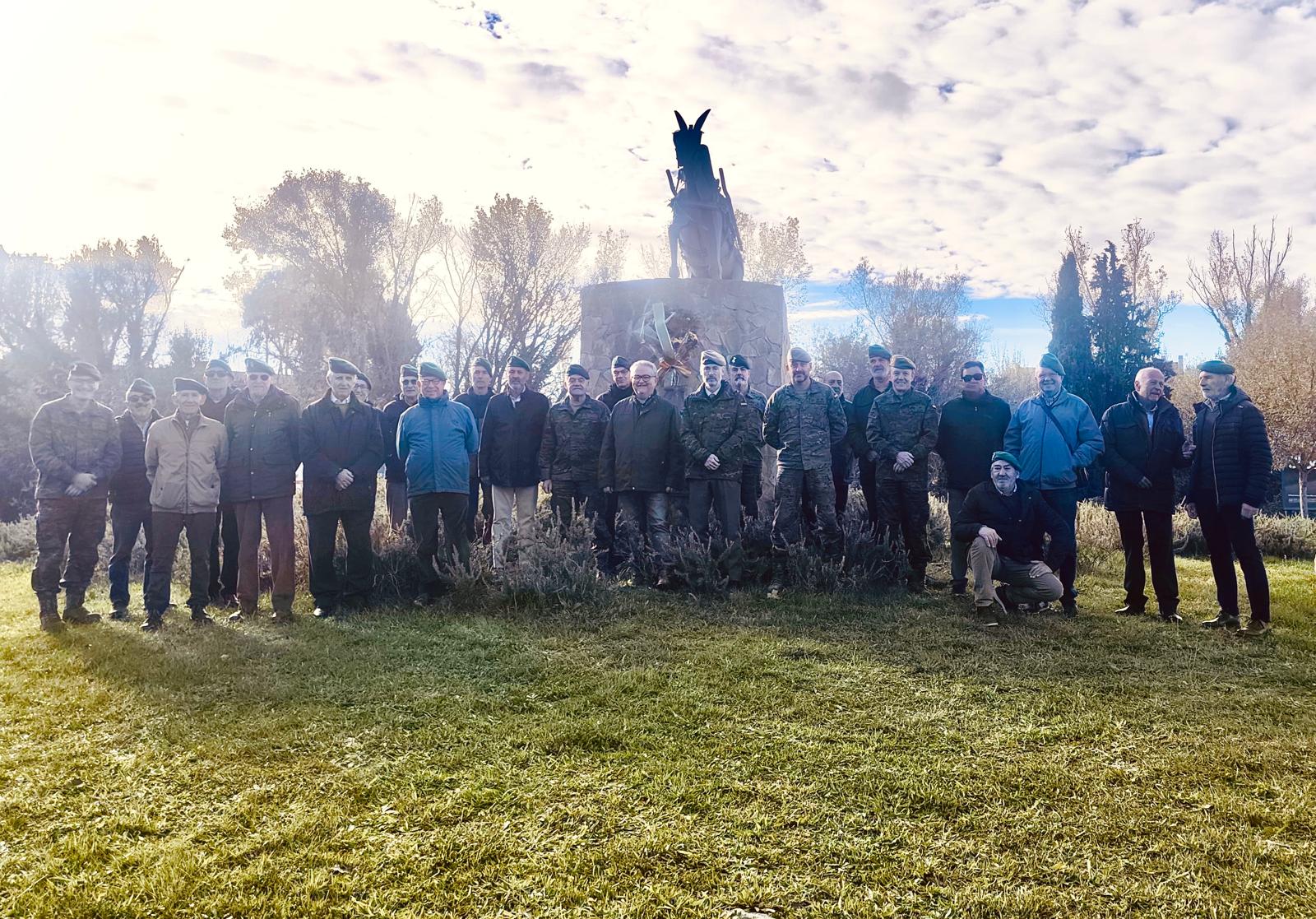 Participantes en el homenaje al Mulo de montaña, en el monumento al Mulo, este viernes en Huesca
