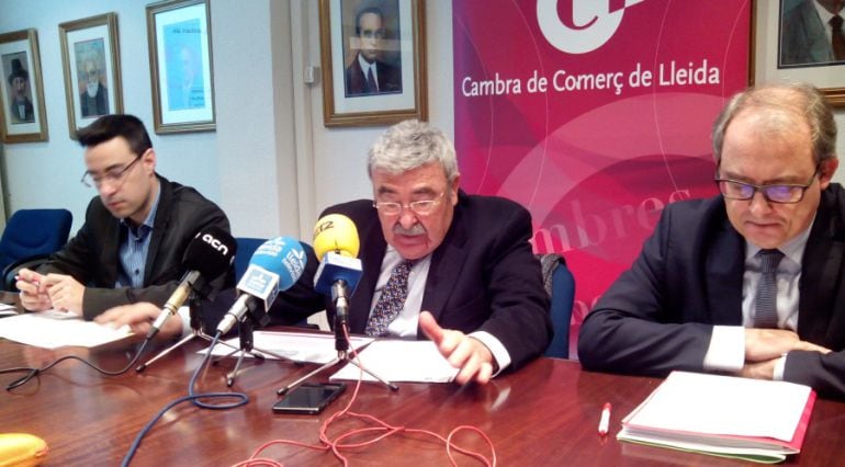 D'esquerra a dreta, Jordi Quejido (exportacions de la Cambra de comerç), Joan Simó (president Cambra) i Josep Ramon París (secretari).