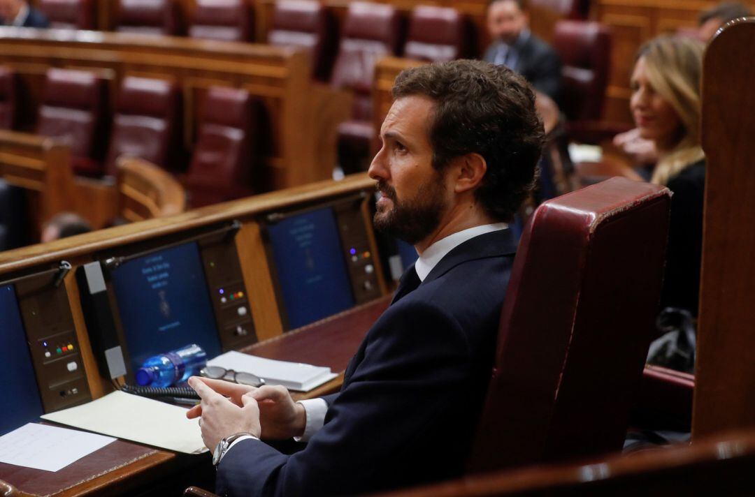 El líder del PP, Pablo Casado, durante la sesión de control al ejecutivo celebrada este miércoles en el Congreso, en la que el presidente del Gobierno, Pedro Sánchez, expone los resultados de los últimos consejos europeos y los motivos por los que solicita una nueva prórroga del estado de alarma. En Madrid (España), a 22 de abril de 2020.