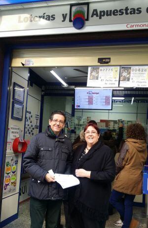 Félix Amaya y Ana Serna a las puertas de la Administración nº 2 de la capital tras adquirir los recibos del 80.901