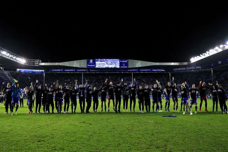 Los jugadores del Alavés celebran su pase a la final de la Copa del Rey