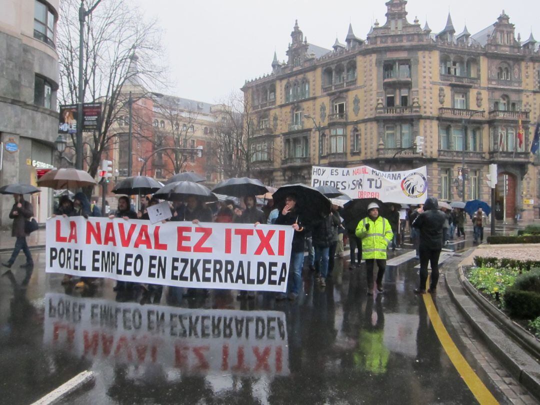 Trabajadores De La Naval En Manifestación.