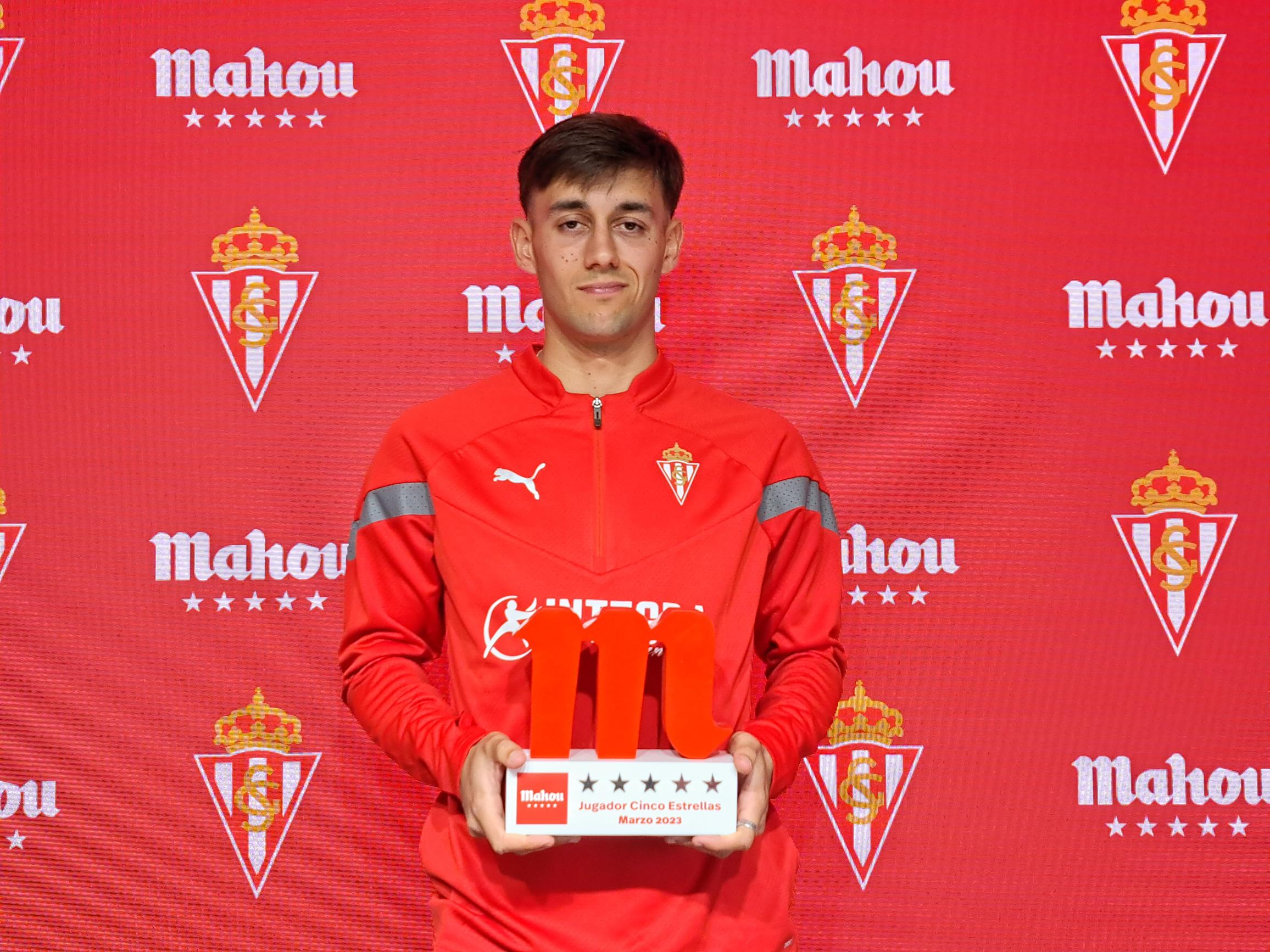 Pedro Díaz, jugador del Sporting, recoge el Trofeo Jugador Cinco Estrellas como mejor futbolista rojiblanco del mes de marzo.