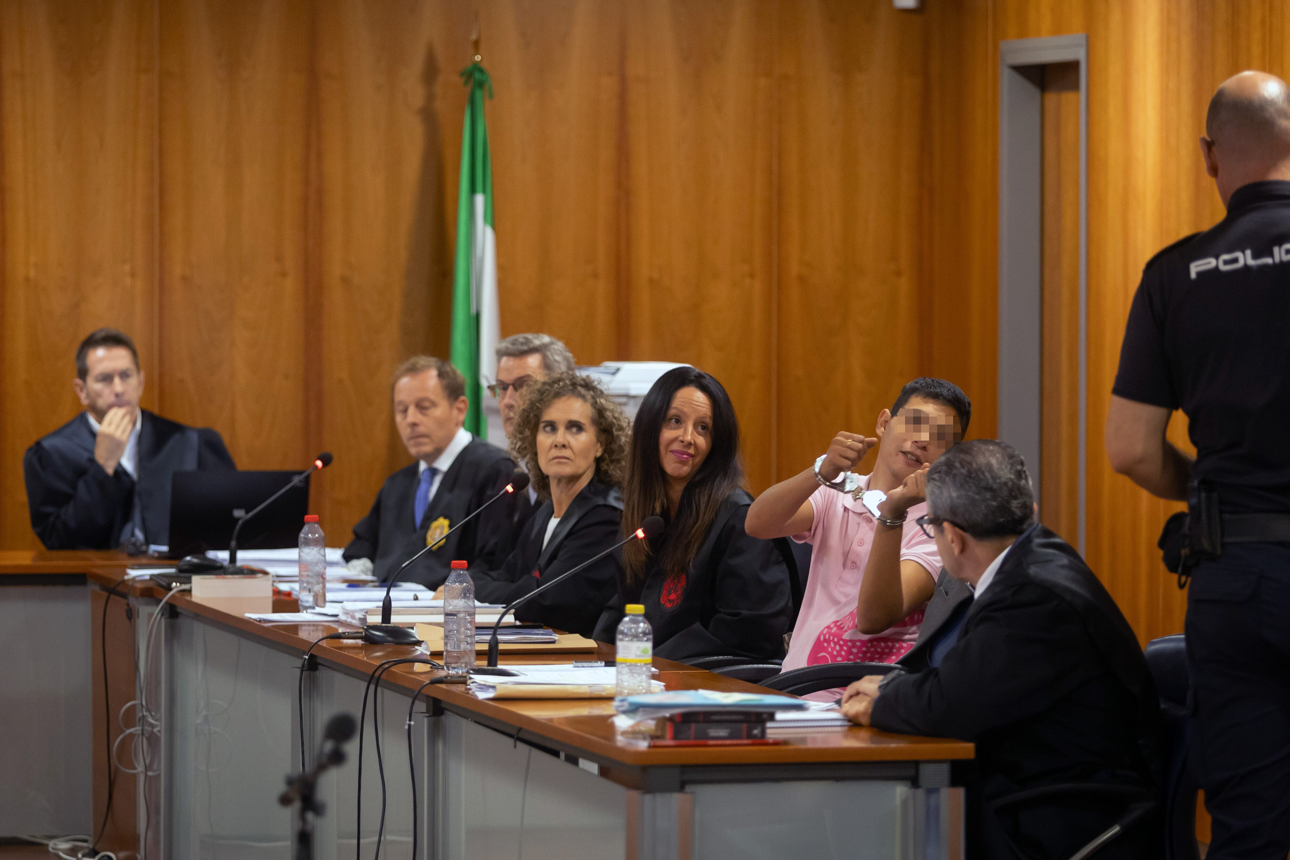 MÁLAGA, 27/10/2025.- Llega a la sala de juicios el joven acusado de los delitos de asesinato, profanación de cadáveres y robo con violencia a su madre, cuyo cadáver fue encontrado el 12 de julio de 2022 en el interior de una arqueta de Málaga con signos de violencia y que será juzgado por un jurado popular, este lunes en la Ciudad de la Justicia. EFE/Álvaro Cabrera
