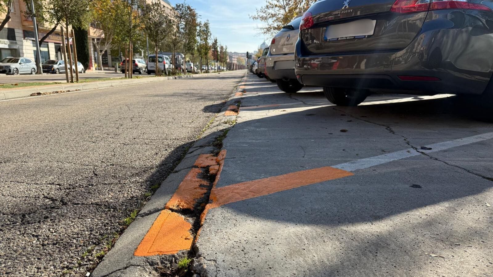 Imagen de las líneas naranjas pintadas en la Avenida de Europa de Toledo