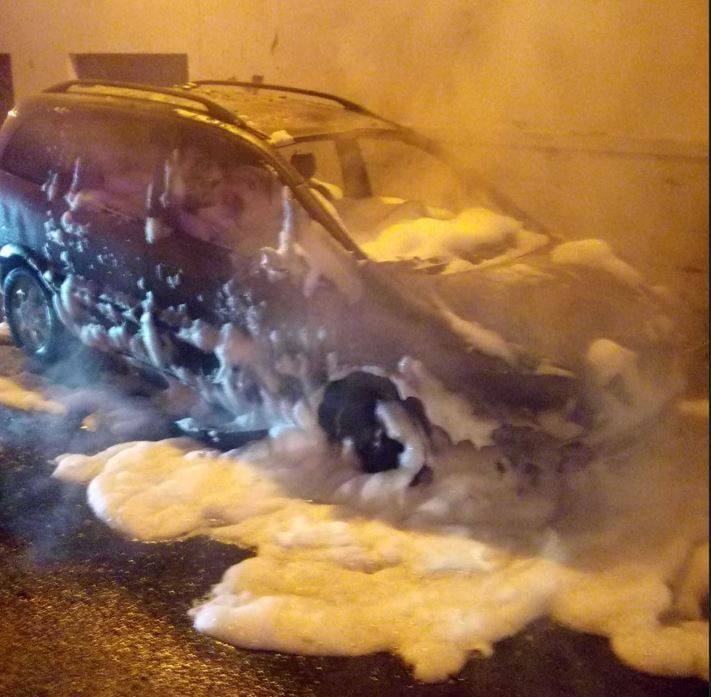 Coche incendiado en Arrecife.