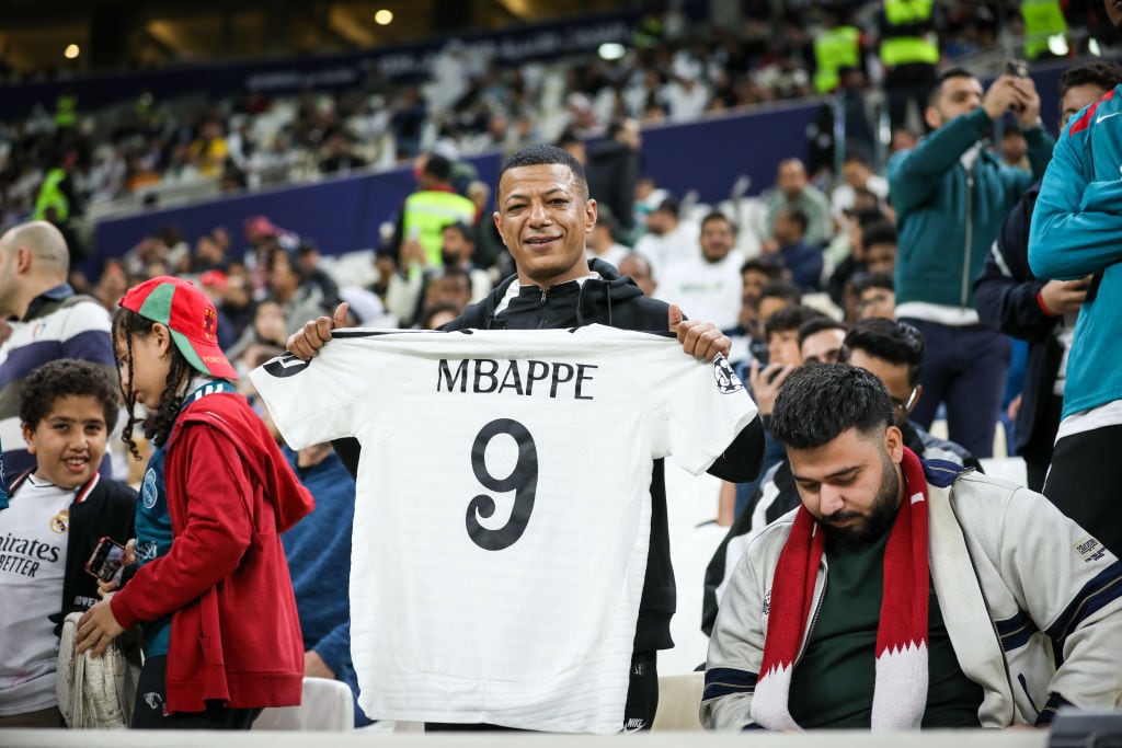 Aficionado con la camiseta de Mbappé en la final de la Copa Intercontinental entre el Real Madrid y el Pachuca