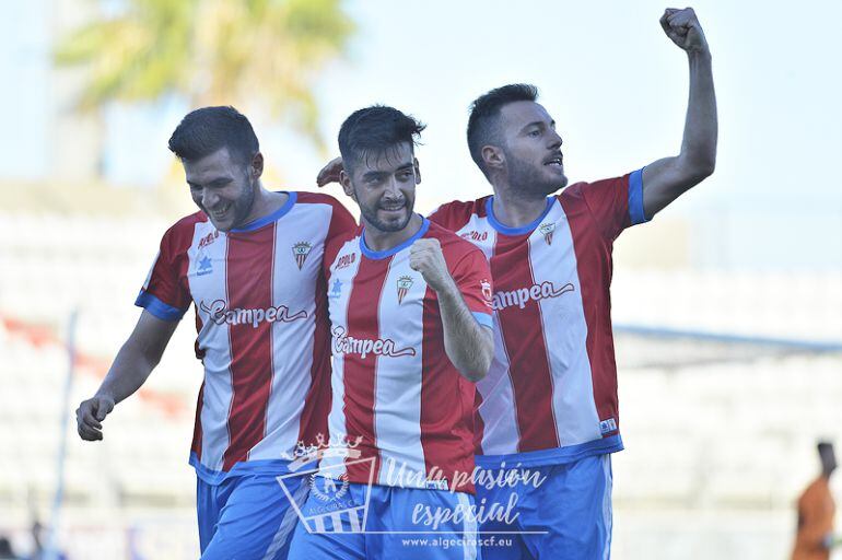 Tano celebra un gol.