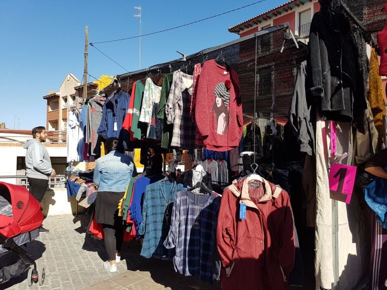 Puesto de ropa en el mercadillo de Guadalajara