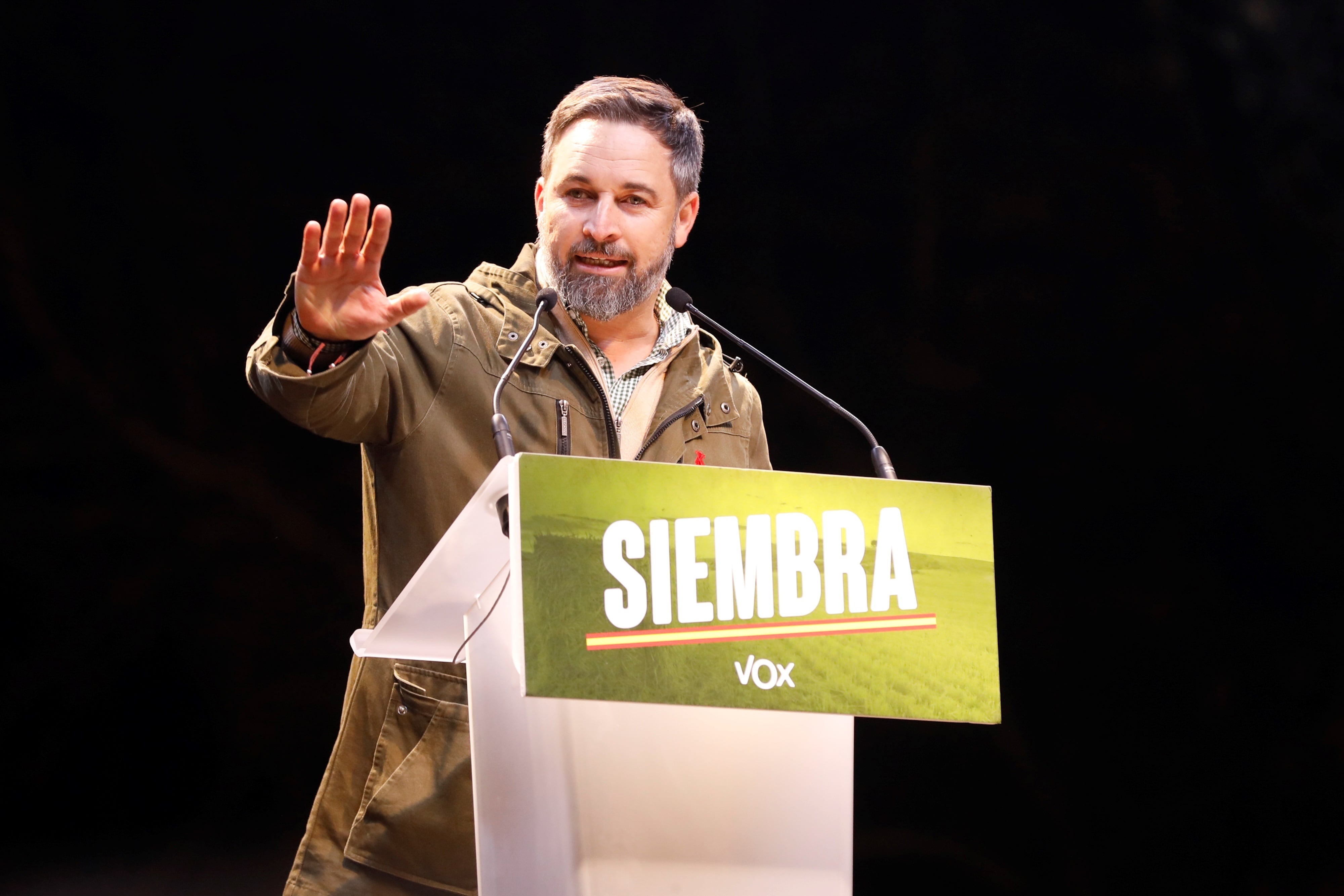 VALLADOLID.11/02/2022.-El presidente de Vox, Santiago Abascal, arropa al candidato a la Presidencia de Castilla y León, Juan García-Gallardo, en el mitin de cierre de campaña de esta formación celebrado hoy en Valladolid. EFE/Iván Tomé
