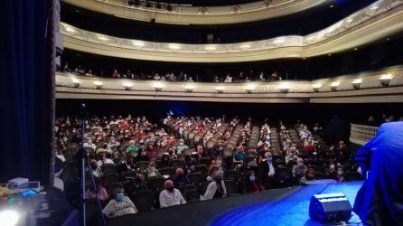 Público asistente a la edición especial de Hora 25 desde el Teatro Principal de Alicante.