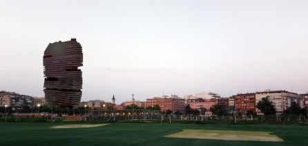 La torre de 31 plantas en relación con los inmuebles del entorno de Chamberí