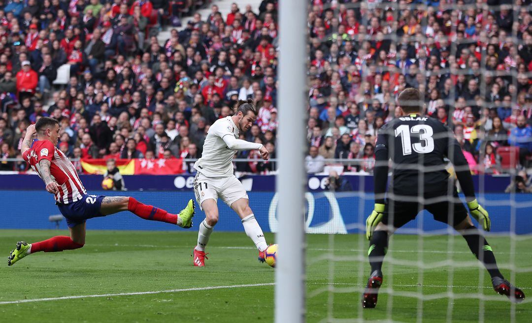 Giménez, Bale y Oblak, en uno de los derbis madrileños del Wanda Metropolitano.