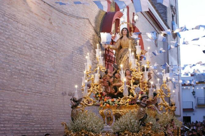 Imagen de archivo de la Asunción Gloriosa de Cantillana recorriendo las calles del pueblo como cada 15 de agosto