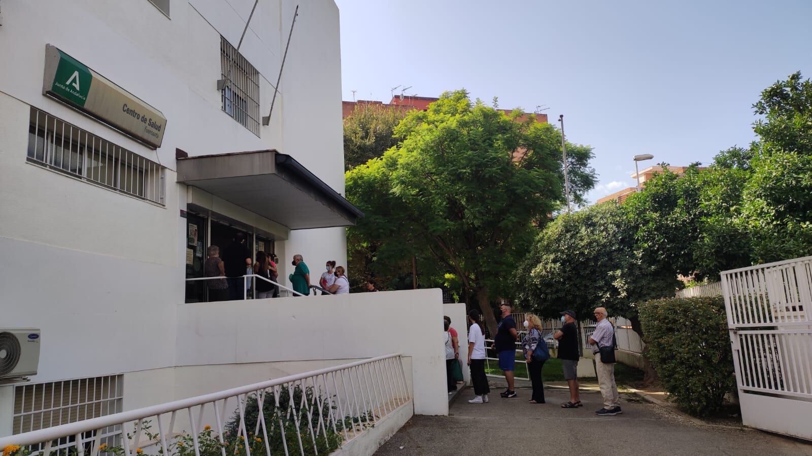 Usuarios del Centro de Salud de la Fuensanta en Córdoba esperando para ser atendidos (foto de archivo)